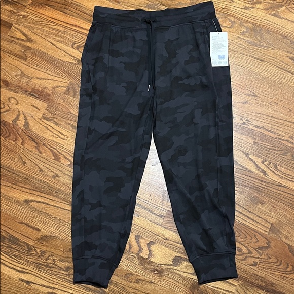 NWT Lululemon joggers. Rulu fabric. Size 14
Black Camouflage Jogger Pants
LL23 - Picture 1 of 3